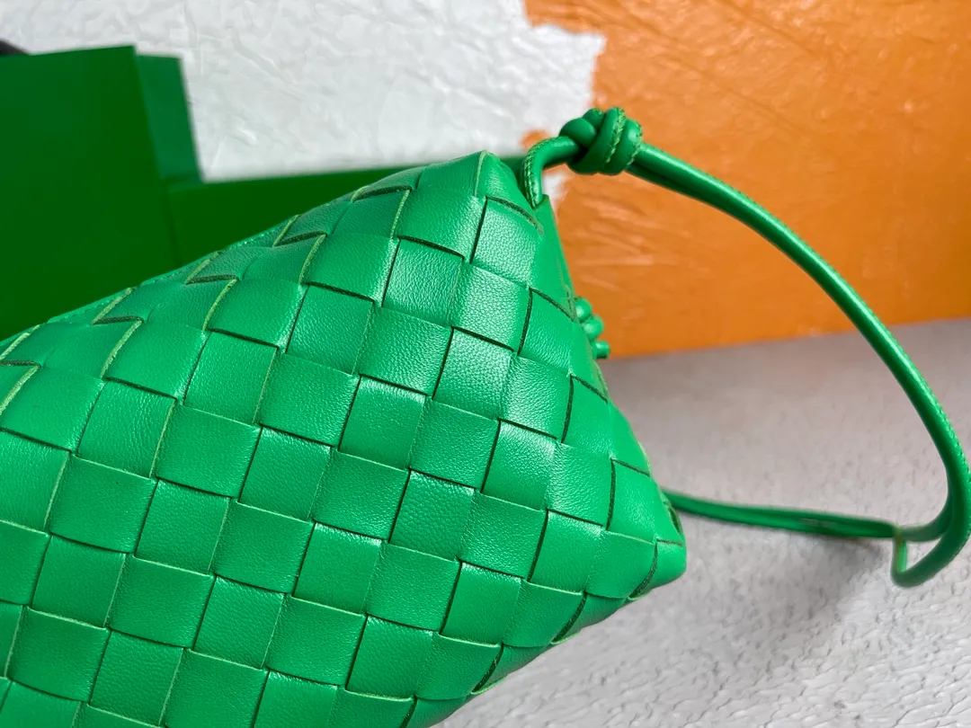 Batch 1120 BOTTEGA VENETA/Bottega 2021 new women's POUCH crossbody bag clutch, lntfecciato woven leather crossbody mini handbag, single internal open pocket, zipper closure, computer embroidered leather shoulder strap can be adjusted in length, model: 30308 Color: parrot green Origin: Italy Size: 17*12*8